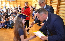 Ślubowanie klas pierwszych we włoszczowskiej Dw&oacute;jce. 6