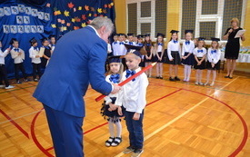 Ślubowanie klas pierwszych we włoszczowskiej Dw&oacute;jce. 7