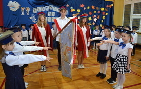 Ślubowanie klas pierwszych we włoszczowskiej Dw&oacute;jce. 8