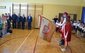 Ślubowanie klas pierwszych we włoszczowskiej Dw&oacute;jce. 9