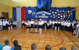 Ślubowanie klas pierwszych we włoszczowskiej Dw&oacute;jce. 10