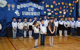 Ślubowanie klas pierwszych we włoszczowskiej Dw&oacute;jce. 12