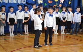 Ślubowanie klas pierwszych we włoszczowskiej Dw&oacute;jce. 13