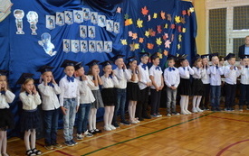 Ślubowanie klas pierwszych we włoszczowskiej Dw&oacute;jce. 14