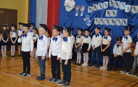 Ślubowanie klas pierwszych we włoszczowskiej Dw&oacute;jce. 15