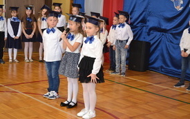 Ślubowanie klas pierwszych we włoszczowskiej Dw&oacute;jce. 16