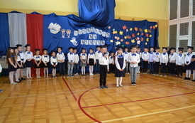 Ślubowanie klas pierwszych we włoszczowskiej Dw&oacute;jce. 19