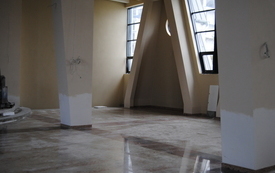 Trwa układanie posadzki w sanktuarium bł. J. Pawłowskiego we Włoszczowie. 1