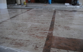 Trwa układanie posadzki w sanktuarium bł. J. Pawłowskiego we Włoszczowie. 3