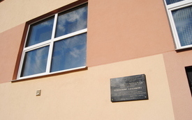  Tablica została umieszczona przy wejściu do sali gimnastycznej, o kt&oacute;rą zabiegał radny Stefan Lesiak. 1