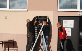  Tablica została umieszczona przy wejściu do sali gimnastycznej, o kt&oacute;rą zabiegał radny Stefan Lesiak. 3