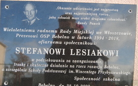  Tablica została umieszczona przy wejściu do sali gimnastycznej, o kt&oacute;rą zabiegał radny Stefan Lesiak. 4