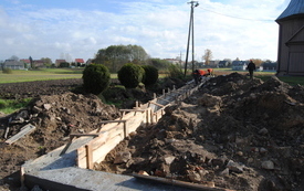 Mieszkańcy Bebelna budują nowy mur zabytkowego kościoła. 8