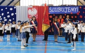 Ślubowanie pierwszak&oacute;w we włoszczowskiej Jedynce. 8