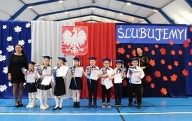 Ślubowanie pierwszak&oacute;w we włoszczowskiej Jedynce. 10