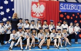 Ślubowanie pierwszak&oacute;w we włoszczowskiej Jedynce. 11