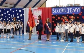 Ślubowanie pierwszak&oacute;w we włoszczowskiej Jedynce. 14