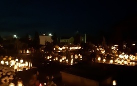 Dzień Zaduszny na cmentarzu parafialnym we Włoszczowie. 13