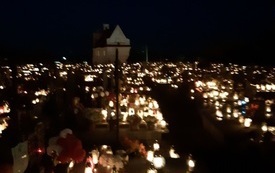 Dzień Zaduszny na cmentarzu parafialnym we Włoszczowie. 15