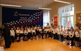 Samorządowe plac&oacute;wki oświaty uczciły Narodowe Święto Niepodległości. 10