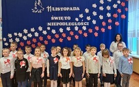 Samorządowe plac&oacute;wki oświaty uczciły Narodowe Święto Niepodległości. 13