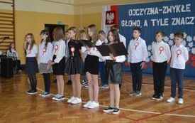 Samorządowe plac&oacute;wki oświaty uczciły Narodowe Święto Niepodległości. 22