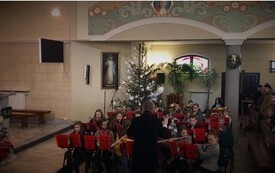 Młodzieżowa Orkiestra Dęta we Włoszczowie ma już 10 lat. Koncert w sanktuarium bł. J. Pawłowskiego we Włoszczowie.