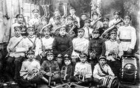Młodzieżowa Orkiestra Dęta we Włoszczowie ma już 10 lat. Orkiestra we Włoszczowie na początku XX wieku.