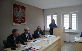 Na dzisiejszej sesji wicestarosta Łukasz Karpiński  dziękował gminie za dotychczasową partycypację zadań drogowych powiatu i prosił o dalszą wsp&oacute;łpracę. 4