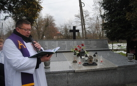Uroczystości upamiętniające odbyły się w&nbsp;czasie wsp&oacute;lnej Mszy Świętej w&nbsp;kościele parafialnym, na&nbsp;małym cmentarzu, a&nbsp;ważną ich częścią było rekonstrukcyjne pierwsze w&nbsp;dziejach wsi widowisko historyczno 82