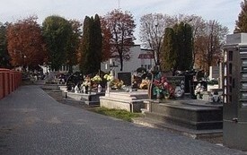 Parafia Wniebowzięcia NMP we Włoszczowie przeprowadziła dwie bardzo ważne inwestycje - remont kwater wojennych oraz&nbsp;utwardzenie przylegającej do mogił alejki. 3