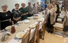 Dobrymi życzeniami dzielili się seniorzy z&nbsp;Klubu "Barwy Jesieni". 2