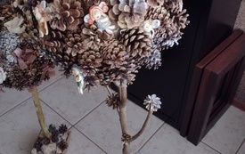 27 os&oacute;b tworzy wianki, aniołki, bałwanki, skrzaty, łańcuchy. 19