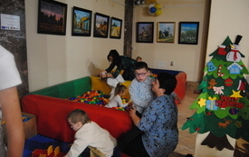 Podczas wigilii w&nbsp;Domu Kultury opr&oacute;cz tradycyjnego podzielenia się opłatkiem i&nbsp;poczęstunku.&nbsp;mali artyści zaprezentowali się w&nbsp;"Jasełkach". 9