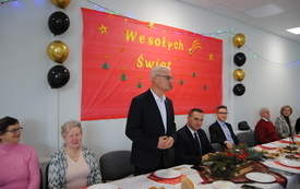 Ponad 30 członk&oacute;w senioralnych organizacji spotkało się dzisiaj na&nbsp;wsp&oacute;lnym opłatku w&nbsp;Gminnym Klubie Seniora przy ul. Pocztowej w&nbsp;mieście.  7