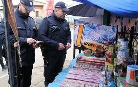 Policjanci z&nbsp;Komendy Powiatowej Policji we Włoszczowie wsp&oacute;lnie z&nbsp;włoszczowskimi strażakami przeprowadzili kontrolę punkt&oacute;w sprzedaży fajerwerk&oacute;w. 1