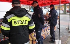 Policjanci z&nbsp;Komendy Powiatowej Policji we Włoszczowie wsp&oacute;lnie z&nbsp;włoszczowskimi strażakami przeprowadzili kontrolę punkt&oacute;w sprzedaży fajerwerk&oacute;w. 6