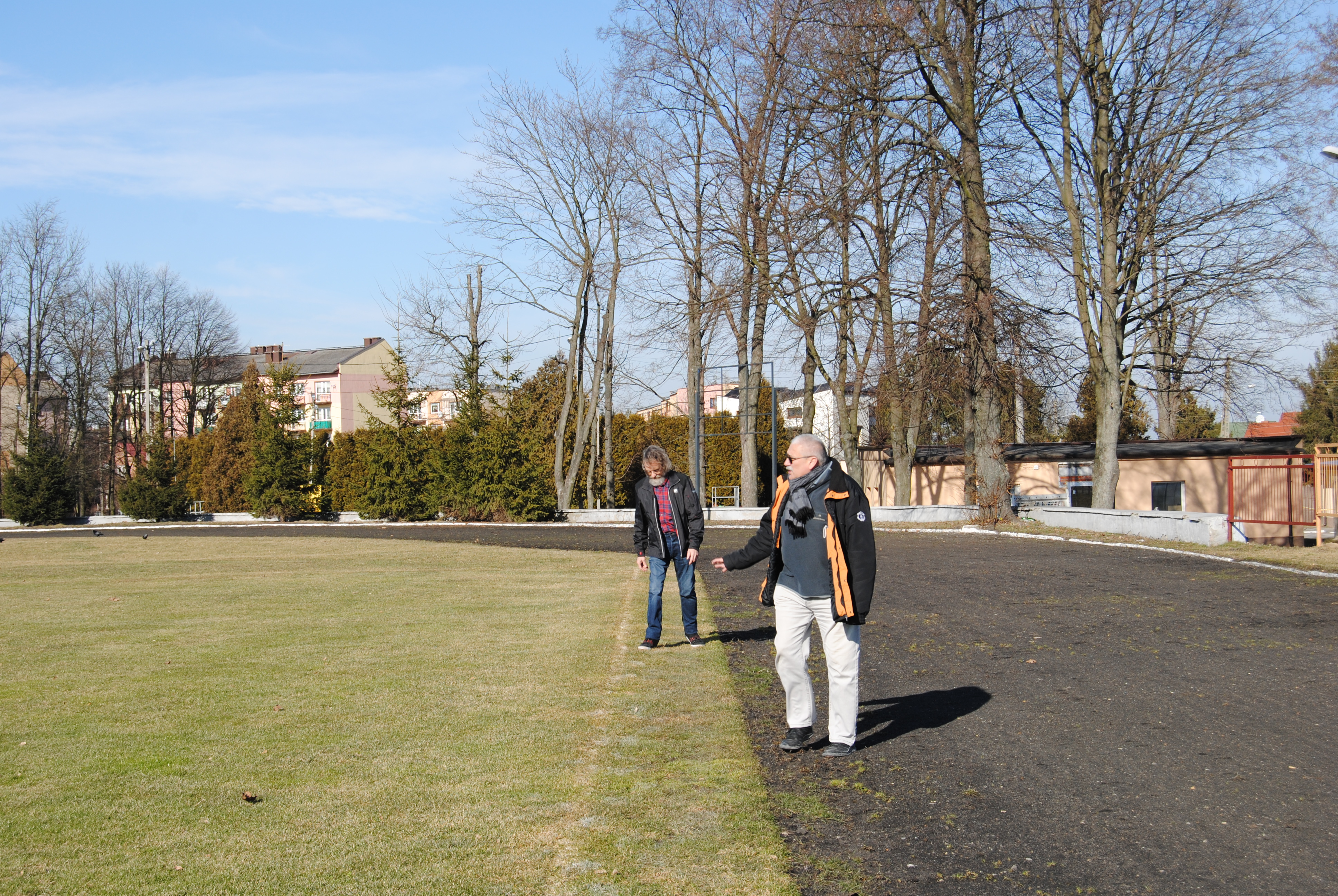 Przedstawiciele Stowarzyszenia na włoszczowskim stadionie. 