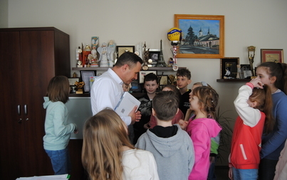 Zdjęcie do Uczniowie Jedynki zwiedzili archiwum Urzędu Gminy, a burmistrza pytali o galerię i parkingi