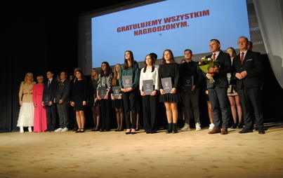 Zdjęcie do Sztafeta pokoleń - przyszłość w rękach prymus&oacute;w. Burmistrz Włoszczowy wręczył stypendia najlepszym uczniom