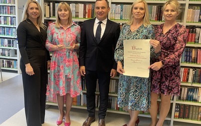 Zdjęcie do Włoszczowska książnica Świętokrzyską Biblioteką Roku 2022. Dziś bibliotekarze i biblioteki odebrali statuetki oraz dyplomy