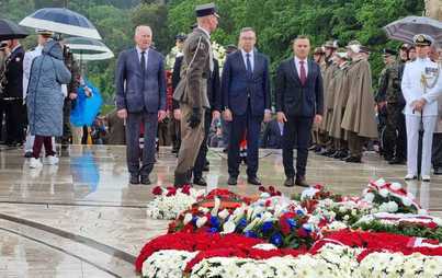 Zdjęcie do W strugach deszczu rocznica zwycięstwa pod Monte Cassino z udziałem świętokrzyskich samorządowc&oacute;w