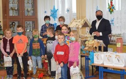Zdjęcie do Uczniowie z Kurzelowa od lat zimą dokarmiają ptaki. Dziś odebrali nagrody za karmniki