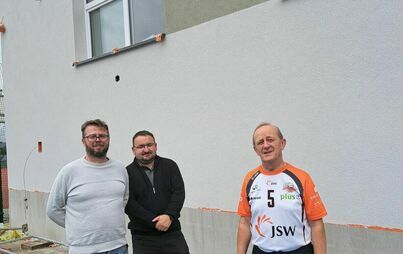 Zdjęcie do Na budynku podstaw&oacute;wki w Bebelnie powstaje nowa elewacja. Zobaczcie jak będzie wyglądała