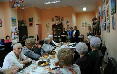 Zdjęcie do Jubileusz Klubu Wsparcia Senior Plus. - Lata mijają, a wy jesteście wciąż młodzi - gratulował burmistrz Włoszczowy