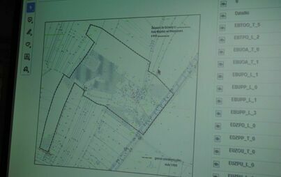 Zdjęcie do Gmina rozpoczyna prace nad miejscowym planem zagospodarowania przestrzennego. Przewodniczący Rady Miejskiej apeluje do mieszkańc&oacute;w o usunięcie baner&oacute;w, a radny do Farmutilu o zaniechanie inwestycji