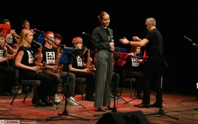 Zdjęcie do Big Band Włoszczowa z wokalistką Patrycją Piątek w finale 30. Konkursu Kolęd i Pastorałek