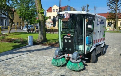 Zdjęcie do O utrzymanie czystości  we Włoszczowie dbać będzie zamiatarka uliczna. Dziś sprzęt można było zobaczyć w centrum miasta
