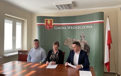 Zdjęcie do Samorząd zainwestuje kolejne 700 tysięcy w energię ze słońca. Dzisiaj podpisał umowy z wykonawcami