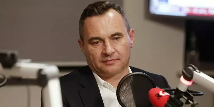Zdjęcie do Grzegorz Dziubek burmistrz Włoszczowy zachęca do korzystania...
